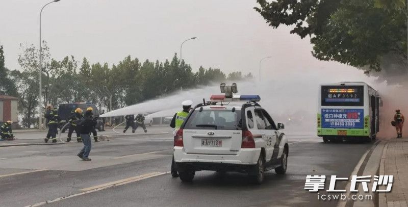 交警部门在“事故”现场值守。