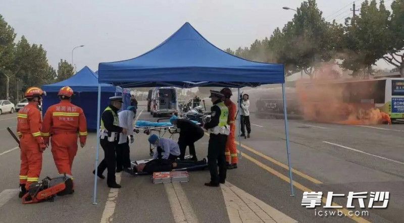 联合道路交通事故应急救援演练现场，“伤员”被紧急救护。