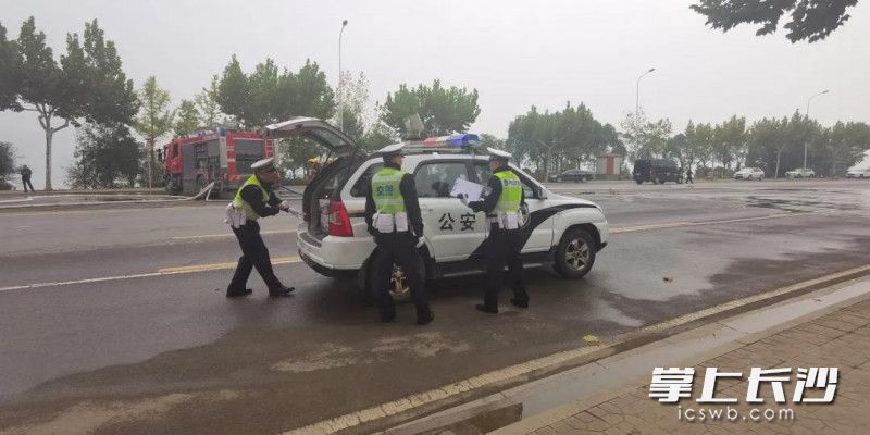 交警部门在勘察。