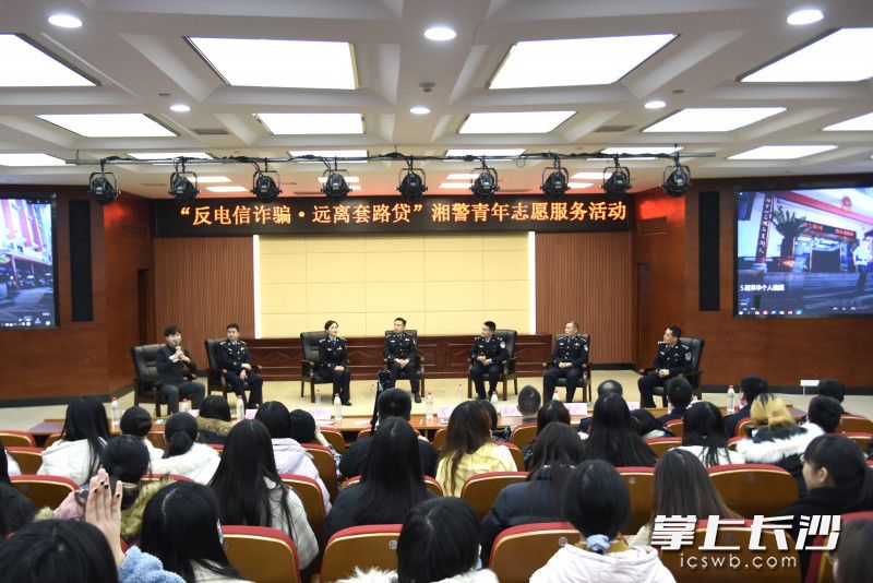 《守护解放西》片中民警与学生们现场交流。均为长沙晚报全媒体记者 刘琦 摄