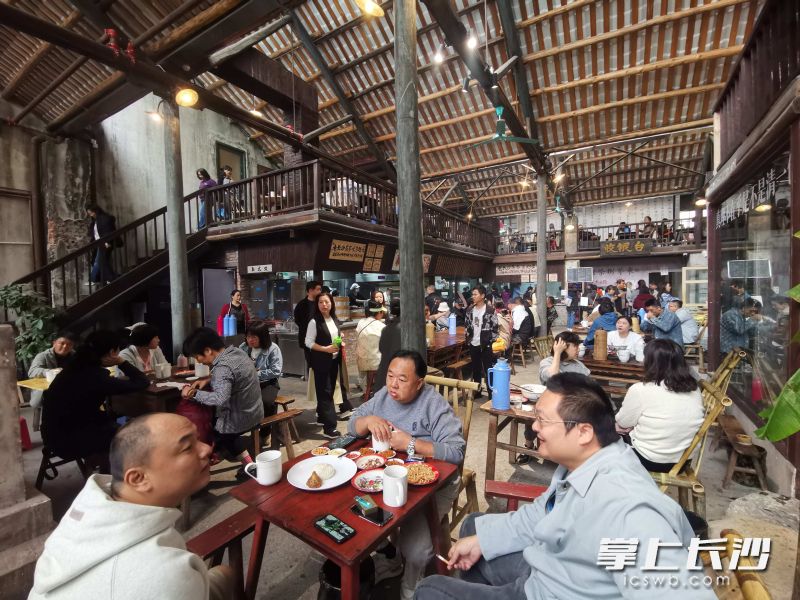 东茅街茶馆一开张，就火爆出圈。  长沙晚报全媒体记者 颜家文 摄