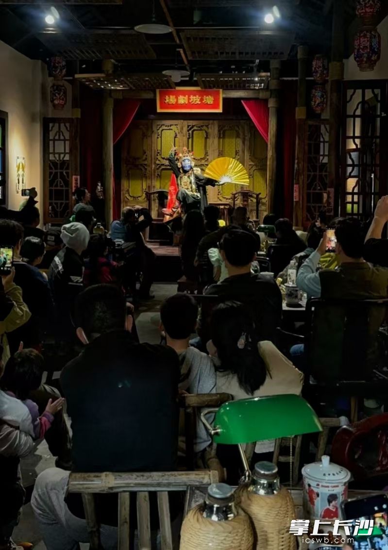 闲暇之余，市民在长沙蔡二茶馆聊天谈人生、听戏喝茶。