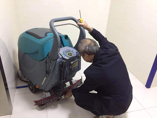 杨师傅善于把用坏了的工具、设备修旧如新,变废为宝。 杨师傅善于把用坏了的工具、设备修旧如新,变废为宝。