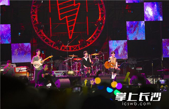 今日,2018橘洲音乐节火热发声。均为长沙晚报记者刘树源摄 今日,2018橘洲音乐节火热发声。均为长沙晚报记者刘树源摄