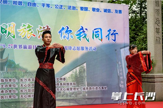 身着宽袍大袖汉服的男女简博志愿者向现场观众展示了一套标准的汉代礼仪。照片均为长沙晚报记者 陈飞 摄