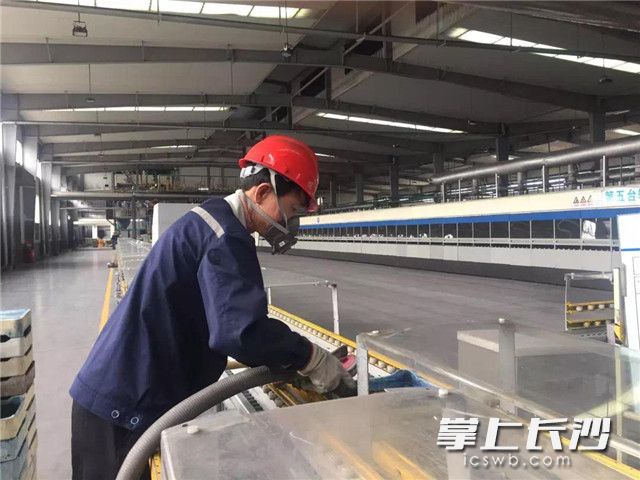 杉杉能源一线员工正在清理烧钵。长沙晚报记者 张禹 通讯员 李琦 摄