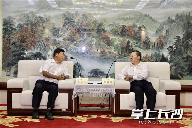 签约仪式前，市委副书记、市长、湖南湘江新区党工委书记胡忠雄会见了中国移动通信集团湖南有限公司总经理黄立伟。