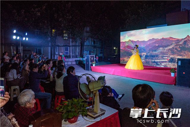 “忆党恩话改革•敬老孝老”文化志愿者进社区现场,文化志愿者引吭高歌,讴歌美好新时代。 “忆党恩话改革•敬老孝老”文化志愿者进社区现场,文化志愿者引吭高歌,讴歌美好新时代。