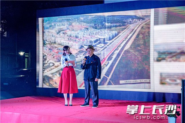 《长沙晚报》是85岁的居民黄国麒了解城市变迁的窗口,“一大”到“十九大”党代会以及长沙巨变的报道,他都剪贴下来。 《长沙晚报》是85岁的居民黄国麒了解城市变迁的窗口,“一大”到“十九大”党代会以及长沙巨变的报道,他都剪贴下来。