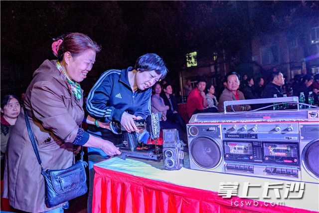 蜜蜂牌缝纫机、海鸥牌120老相机,三五牌老式座钟……狮子山社区“忆党恩话改革•敬老孝老”文化志愿者进社区活动现场,一件件带着温度、带着记忆、蕴含着情感的日常生活老物件吸引了社区居民的目光 蜜蜂牌缝纫机、海鸥牌120老相机,三五牌老式座钟……狮子山社区“忆党恩话改革•敬老孝老”文化志愿者进社区活动现场,一件件带着温度、带着记忆、蕴含着情感的日常生活老物件吸引了社区居民的目光