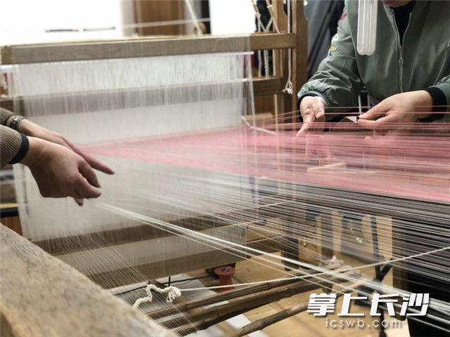 杨建顺大师和助手正在机台上整理经面。