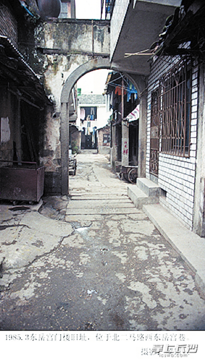 　　1985年，二马路西侧熙宁街北侧东岳宫入口处旧貌（今已不存）。