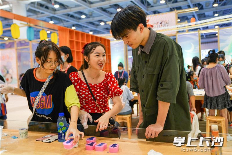 “湖南省第九届网络文化节暨2020年青春芒果节”活动现场，众多市民前来体验。 长沙晚报全媒体记者 邓迪 摄