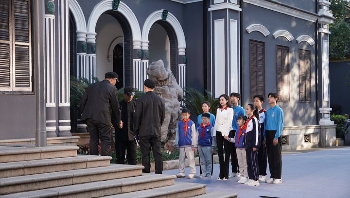 2024年5月，郭晓芳（右六）和湖南省大中小学学生代表在湖南第一师范学院城南书院校区听取大思政课。 新华社发