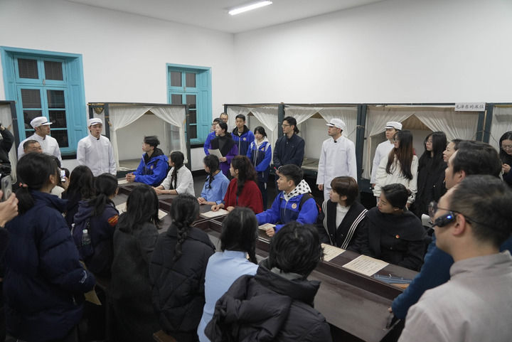 2025年3月15日，学生在湖南第一师范学院城南书院校区听取沉浸式大思政课。新华社记者 戴斌 摄