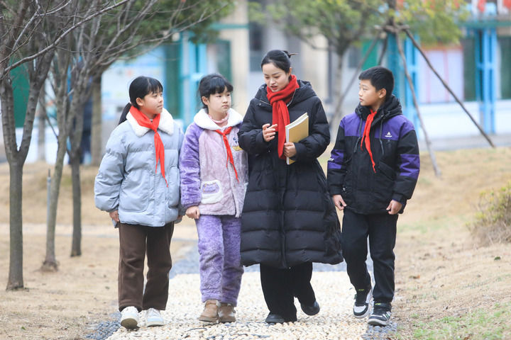 2025年2月27日，湖南省常德市鼎城区蔡家岗中学教师麻小娟和学生交流。新华社发（李龙 摄）