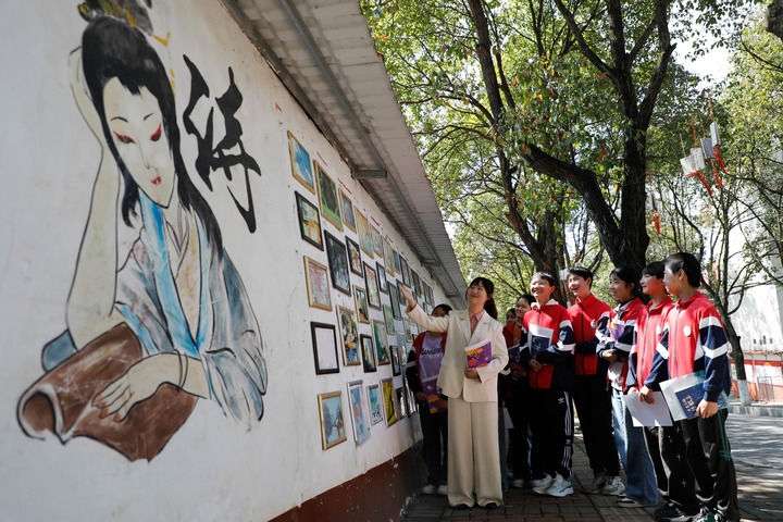 2025年3月20日，湖南省永州市新田县枧头学校教师王云和学生在一起。新华社发（钟伟锋 摄）