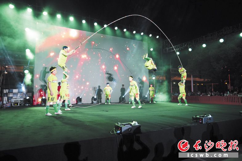 第四届“花粉季”启动式上，湖南省杂技艺术剧院携省级非遗代表性项目湖南柔术、橙子先生滑稽秀等众多新杂技节目点燃现场热情。