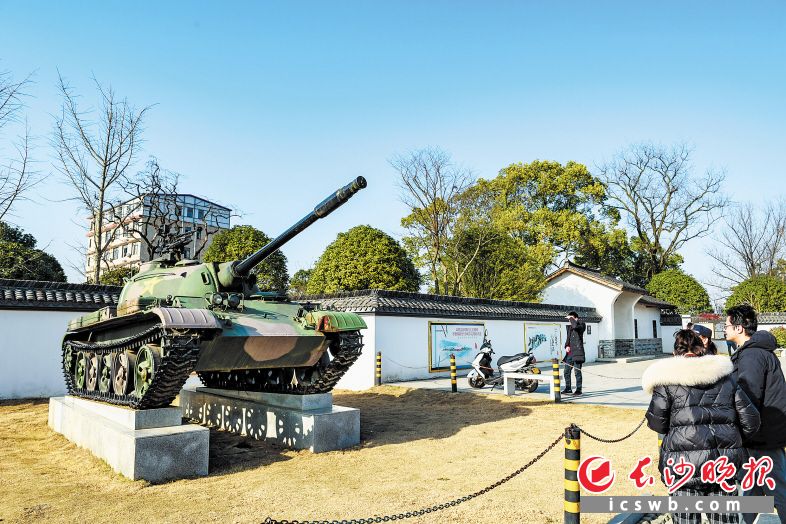 许光达故居外，一台退役坦克履带锃亮 ，护卫着“铁甲司令”故居。