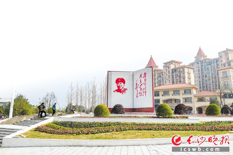 提质后的雷锋日记雕塑广场更加靓丽。陈飞 摄