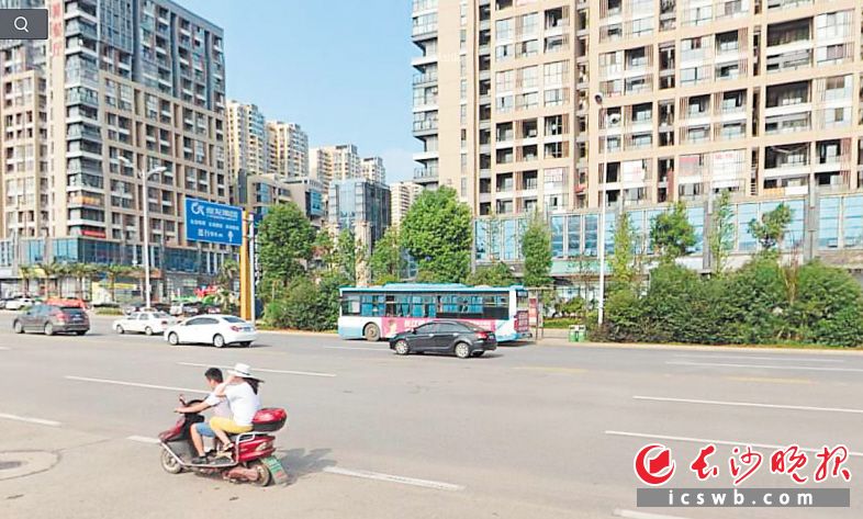 过去，公交车都是在金星北路的主道上下客。