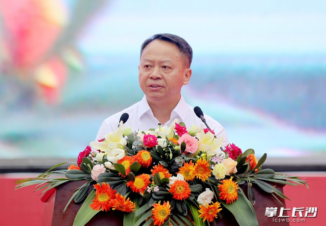 校长段献忠寄语新生：“让世界听到你们的声音！”