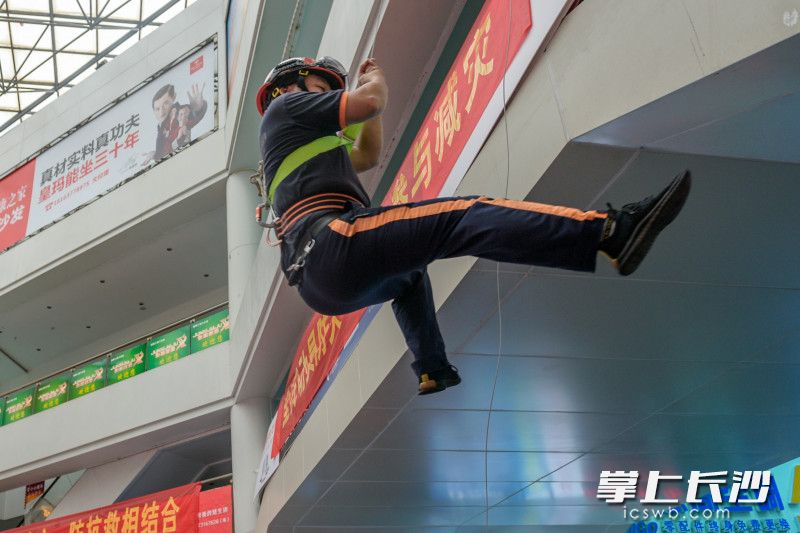 居民现场体验高层窗台缓降逃生。