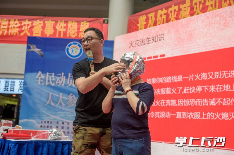 居民学习消防护具使用方法。