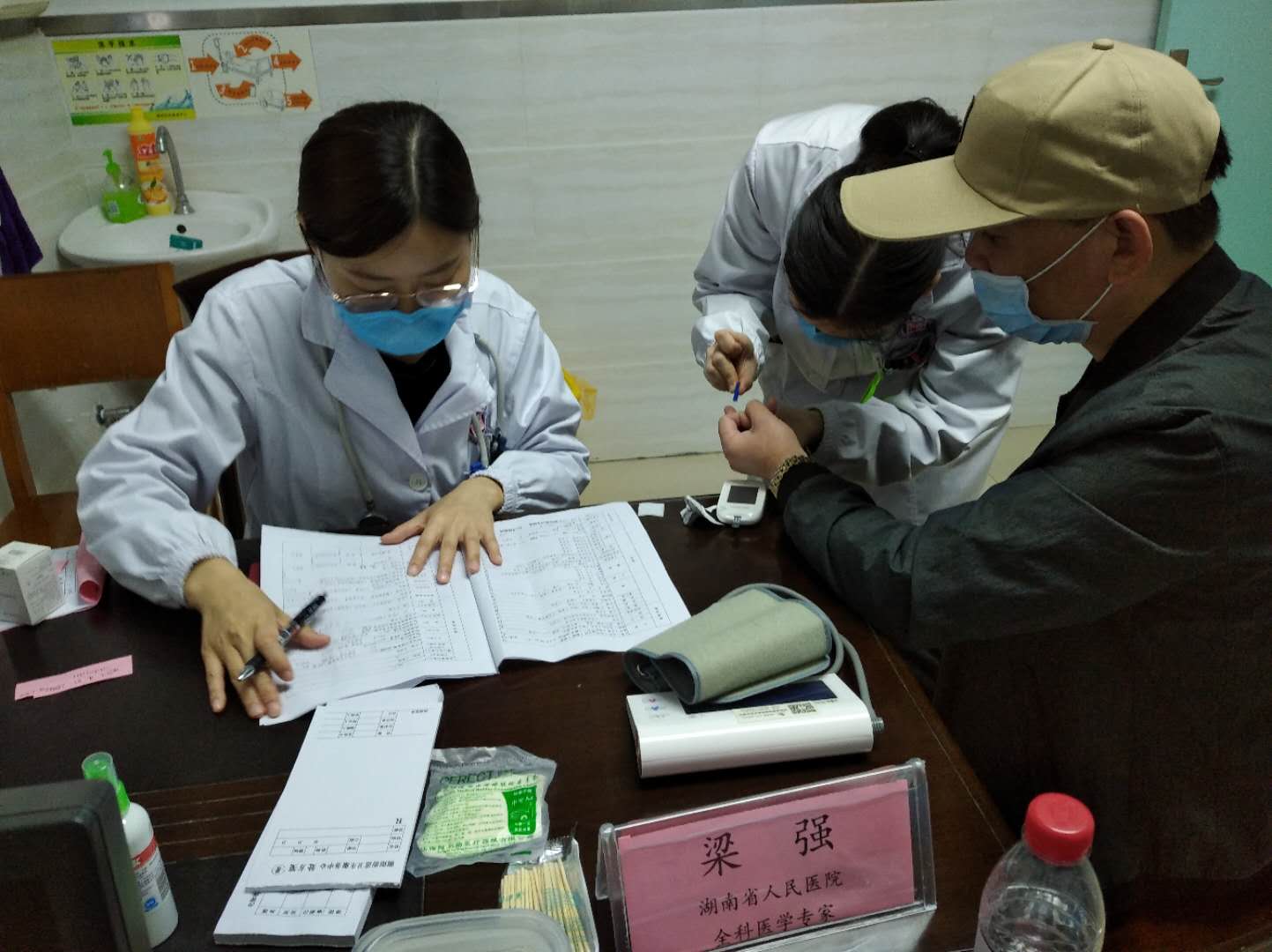 全科医学专家梁强为居民看诊