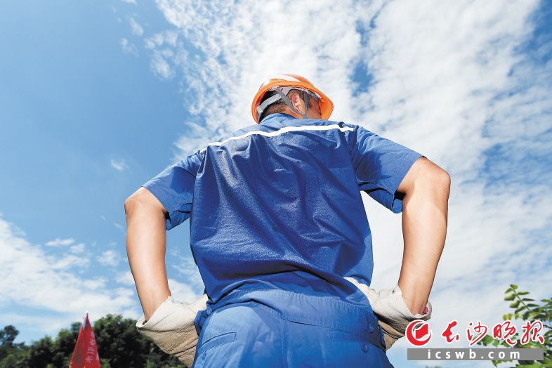 巡线队队长易建伟工作了一会儿，衣服就全湿透了。均为长沙晚报全媒体记者 黄启晴 摄