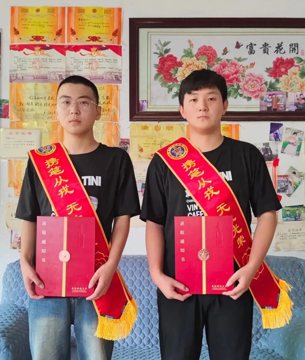 李昊阳（左）和李政锐。