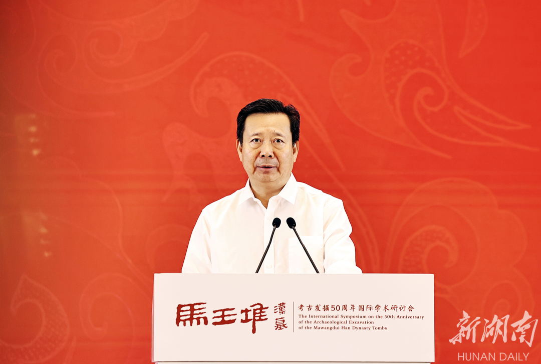 文化和旅游部副部长、国家文物局局长李群致辞。