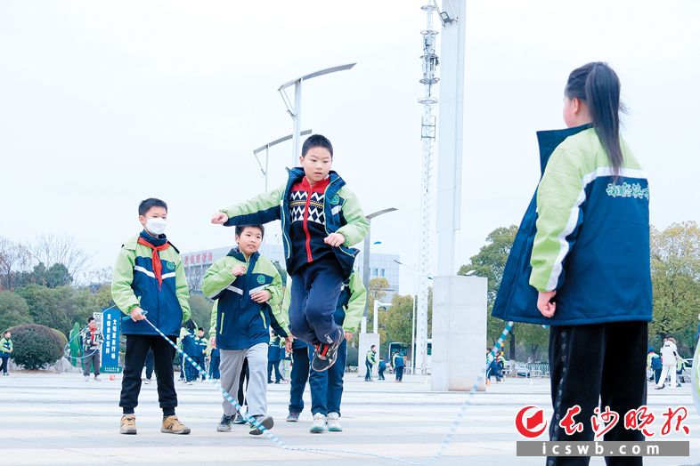 湘府英才小学把体育课开到公园里。图为学生们在湘府文化公园跳绳。 长沙晚报全媒体记者 林暘 摄 湘府英才小学把体育课开到公园里。图为学生们在湘府文化公园跳绳。 长沙晚报全媒体记者 林暘 摄