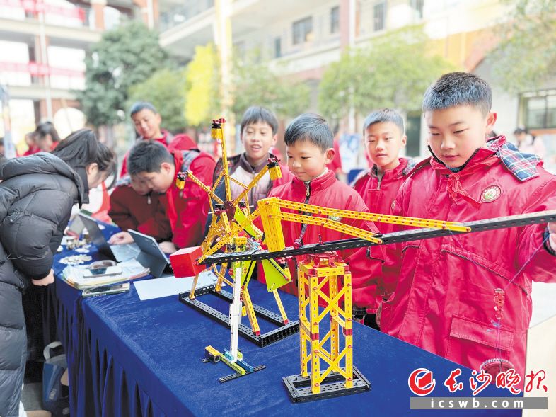 雨花区枫树山东南海小学一系列非遗与科技的展示,引领学生们踏上自我欣赏与珍爱的美妙旅程。长沙晚报通讯员 余弦 杨宇凡 摄影报道 雨花区枫树山东南海小学一系列非遗与科技的展示,引领学生们踏上自我欣赏与珍爱的美妙旅程。长沙晚报通讯员 余弦 杨宇凡 摄影报道