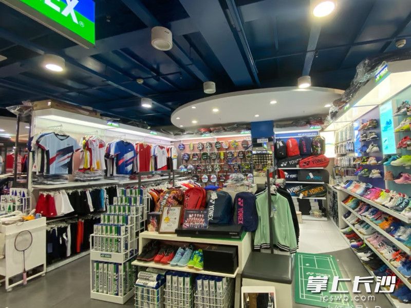 长沙某家体育器材专卖店内,羽毛球相关商品摆在显眼位置。 长沙某家体育器材专卖店内,羽毛球相关商品摆在显眼位置。