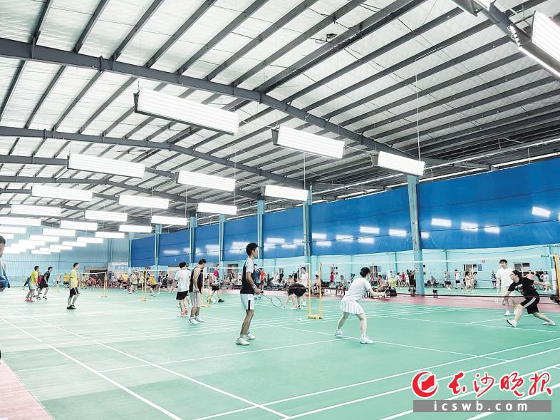 长沙市某家羽毛球馆内,市民们正在打球。均为长沙晚报全媒体及记者 陈星源 实习生 施颖玥 摄 长沙市某家羽毛球馆内,市民们正在打球。均为长沙晚报全媒体及记者 陈星源 实习生 施颖玥 摄