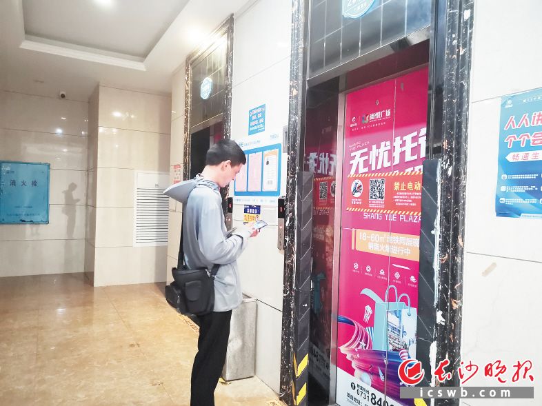 频繁发生的电梯故障给小区居民心里留下阴影。图为一位居民在等待电梯。长沙晚报全媒体记者 罗悦 摄