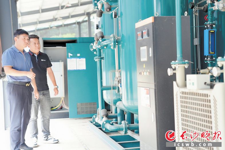 钠邦新能源董事长、总经理李笑冬(左一)在查看公司设备运行情况。长沙晚报全媒体记者 张禹 通讯员 段华良 摄影报道 钠邦新能源董事长、总经理李笑冬(左一)在查看公司设备运行情况。长沙晚报全媒体记者 张禹 通讯员 段华良 摄影报道