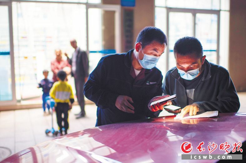 27日 20:33 熊维、郭国顺到达湖南航天医院预防接种门诊,核对疫苗批号、数量。 27日 20:33 熊维、郭国顺到达湖南航天医院预防接种门诊,核对疫苗批号、数量。