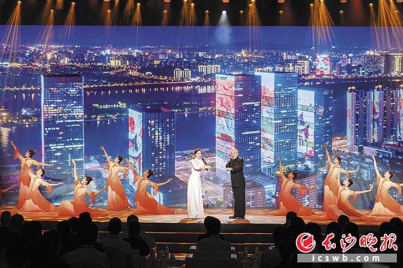 9月26日，第四届长沙市旅游发展大会开幕式上，湘剧《沁园春·长沙》将经典诗词与地方戏曲完美交融，瞬间点燃现场氛围。长沙晚报全媒体记者 郭雨滴 摄