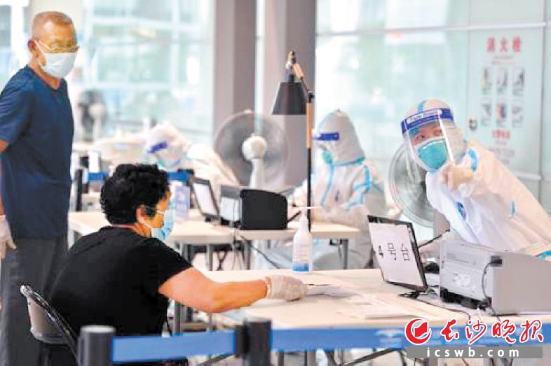 6月25日，长沙黄花国际机场t2航站楼到达厅，长沙市疾控系统派驻机场的流行病学调查人员坚守在岗位上。长沙晚报全媒体记者 王志伟 摄