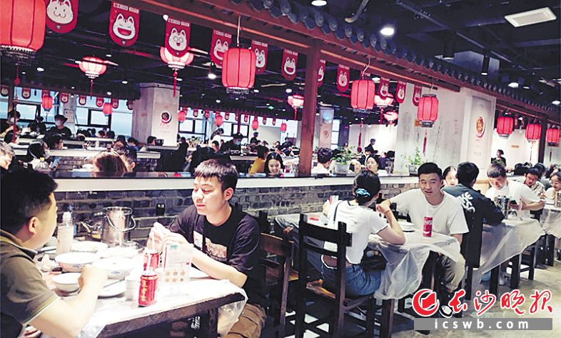 餐馆又重现往日的热闹场景。周和平摄