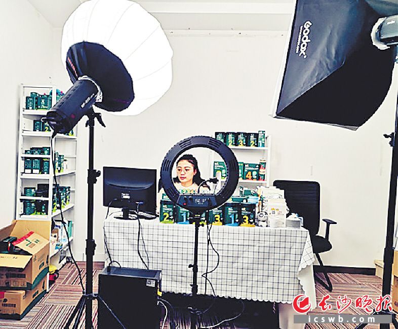 疫情防控期间，隆平高科技园企业举行直播销售活动。周和平 摄