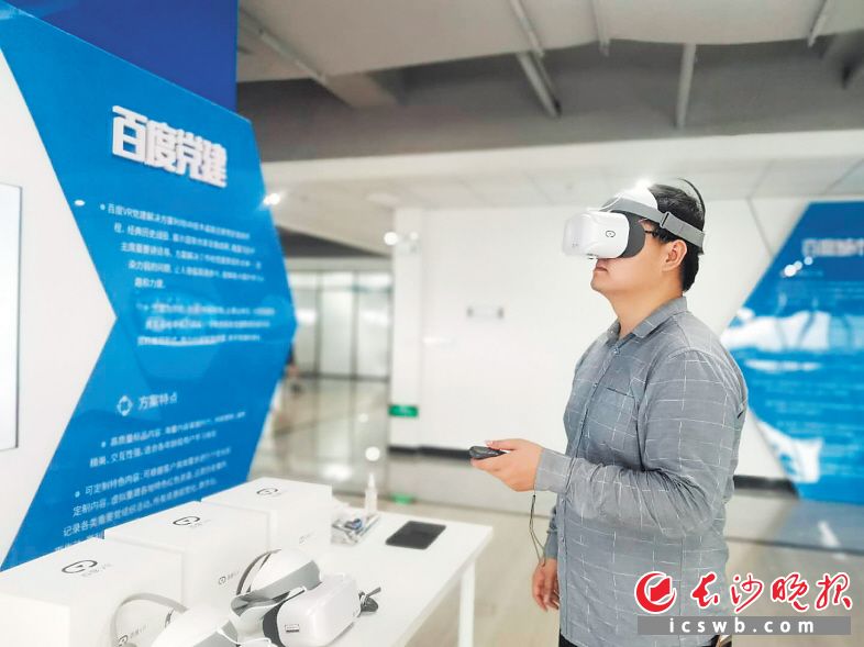 百度投资20亿元，打造全国最大云手机基地。图为基地内的场景。 陈飞 摄