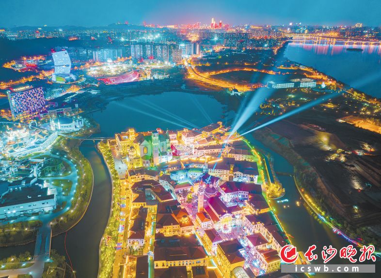 夜幕下的长沙，灯光璀璨，烟火气息浓郁。 这是华谊兄弟电影小镇的美丽夜景。长沙晚报全媒体记者 邹麟 摄