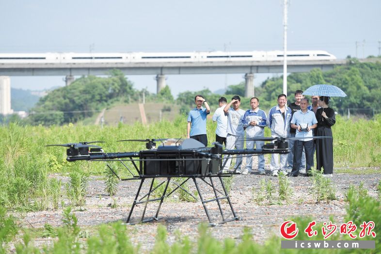 湖南蓝源科技有限公司的工程师在进行大载重长续航无人机试飞。长沙晚报全媒体记者 王志伟 摄