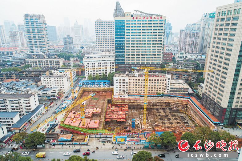 中南大学湘雅二医院门急诊医技楼项目施工现场。长沙晚报全媒体记者 郭雨滴 摄 中南大学湘雅二医院门急诊医技楼项目施工现场。长沙晚报全媒体记者 郭雨滴 摄