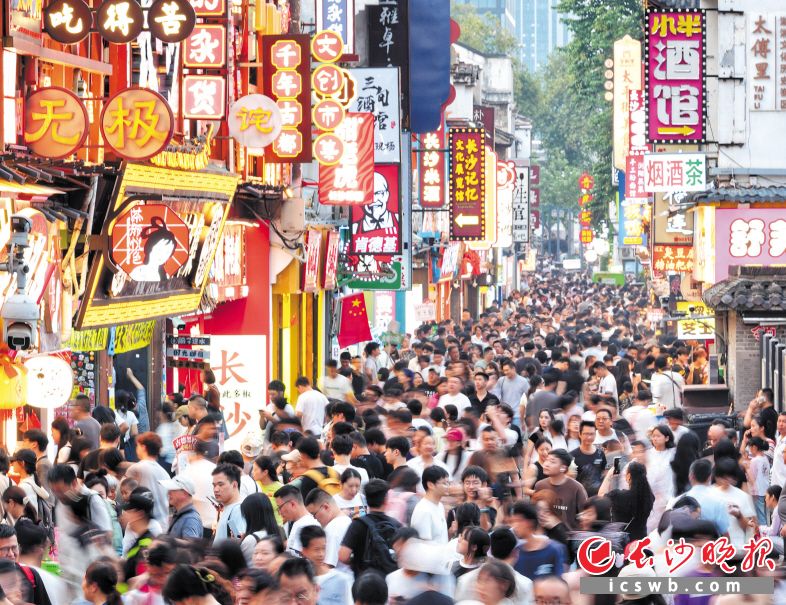 　　国庆假期第一天，长沙太平老街迎来众多游客。长沙晚报全媒体记者 郭雨滴 摄