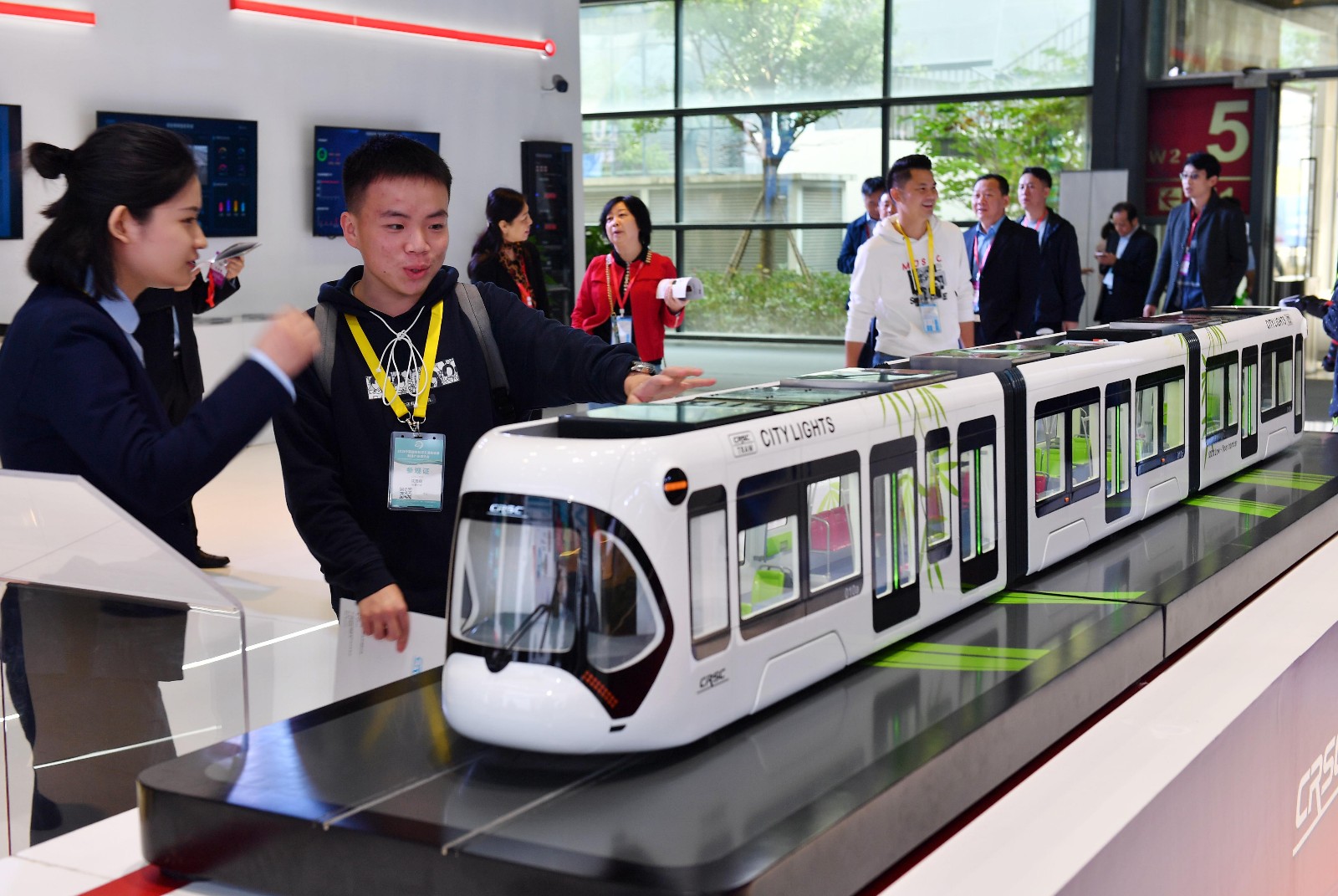 博览会展出的轨道交通模型吸引了参观者的目光。