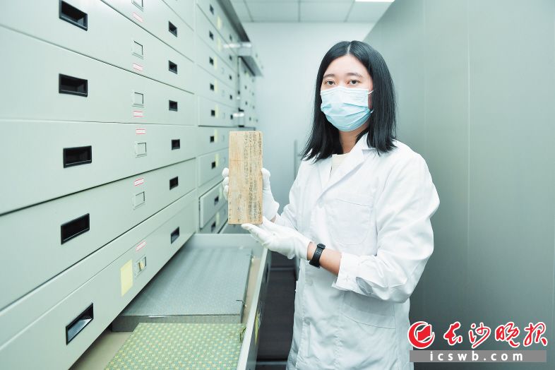 长沙简牍博物馆工作人员展示简牍。均为长沙晚报全媒体记者 邹麟 摄